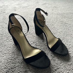 Heel shoes black and gold